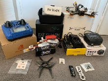 Pack Drone FPV + Radio + Lunettes FPV + Batteries lipo + Chargeurs lipo et piles